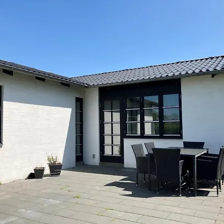 Apartamento Five-bedroom House Located In